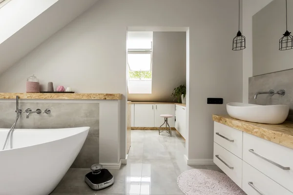 Minimalismo banheiro com amenidades brancas — Fotografia de Stock