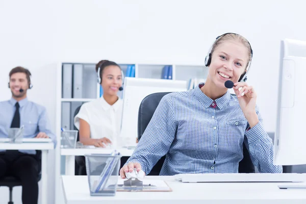 Operadora de telefone em escritório leve — Fotografia de Stock