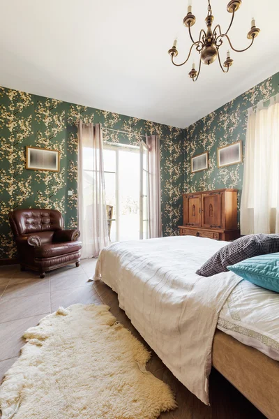 Desenli duvar kağıdı yatak odası — Stok fotoğraf