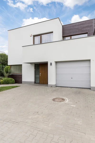 Witte villa met garage — Stockfoto