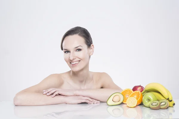 Mulher sentada com frutas — Fotografia de Stock