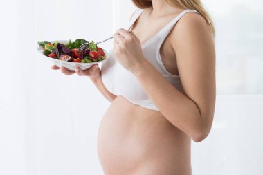 Salata yemek gebelikte kadın 