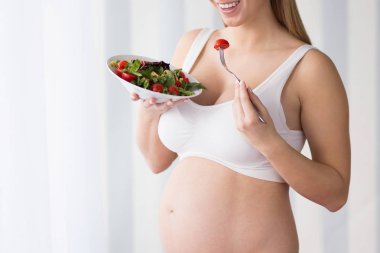 hamile kadın yeme sebze salatası