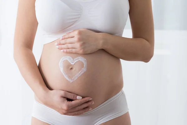 Barriga de mulher grávida — Fotografia de Stock