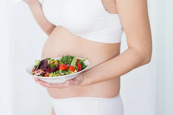 Mulher grávida comendo salada saudável — Fotografia de Stock