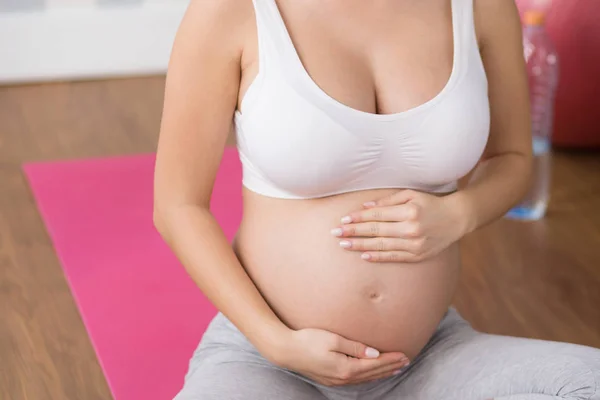 Mulher grávida fazendo exercício respiratório — Fotografia de Stock