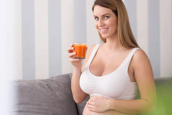 Mulher grávida bebendo coquetel saudável — Fotografia de Stock