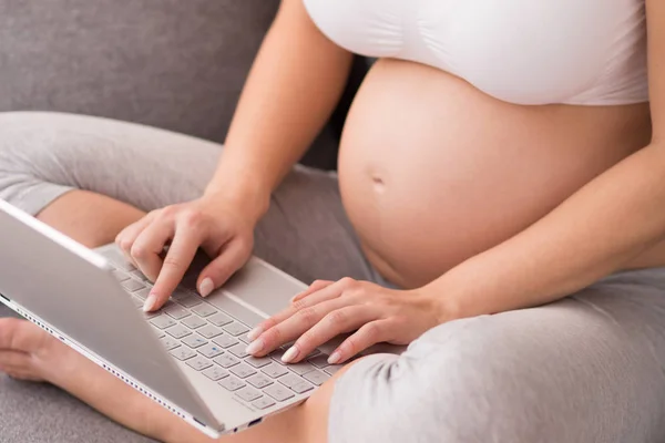 Mujer embarazada con portátil — Foto de Stock