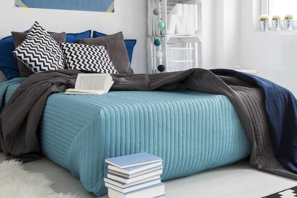 Cómoda cama en dormitorio moderno — Foto de Stock