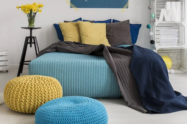 Синий и желтый дизайн спальни — стоковое фото