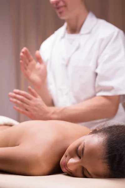 Mujer teniendo masaje de espalda — Foto de Stock