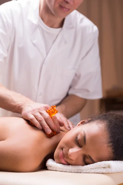 Massaggiatore massaggio donna schiena — Foto Stock