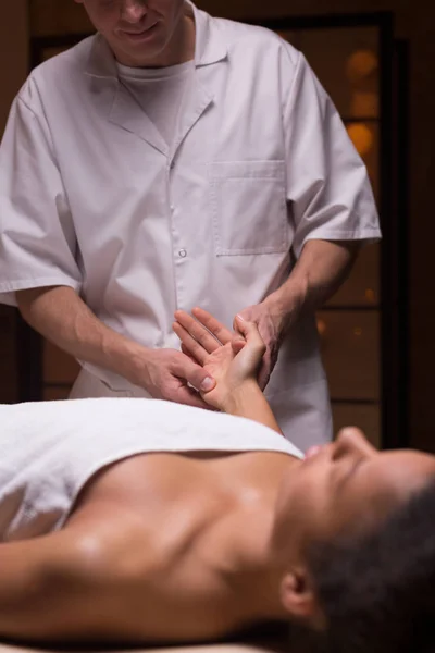 Mulher tendo relaxante massagem corporal — Fotografia de Stock