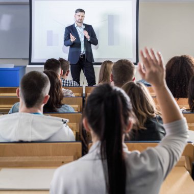 Öğrenci el seminer boyunca yetiştirme