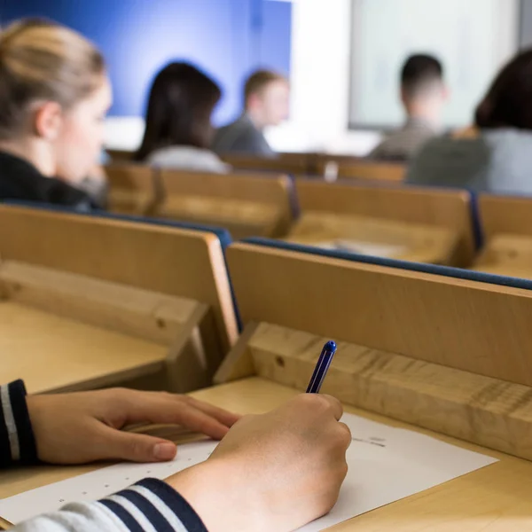 Studente che scrive un esame — Foto Stock