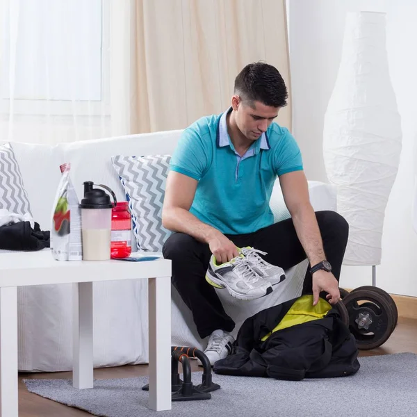 Homem embalando suas roupas esportivas — Fotografia de Stock