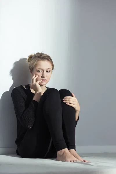 Menina vestindo roupas pretas — Fotografia de Stock