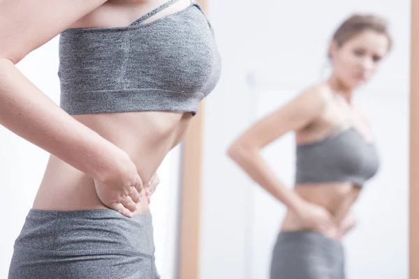 Mujer anoréxica mirándose en un espejo — Foto de Stock