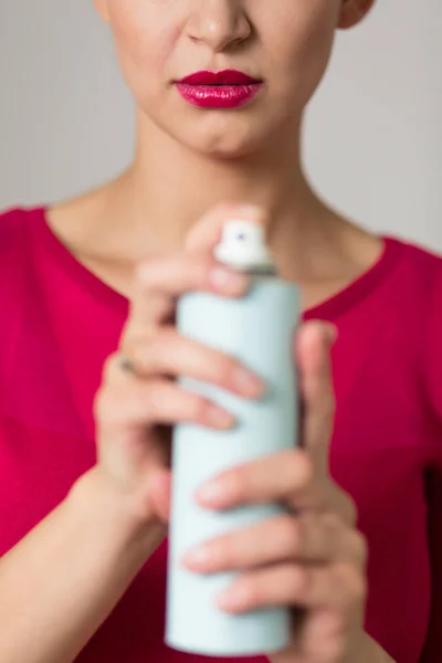 Mulher segurando um inseto spray — Fotografia de Stock