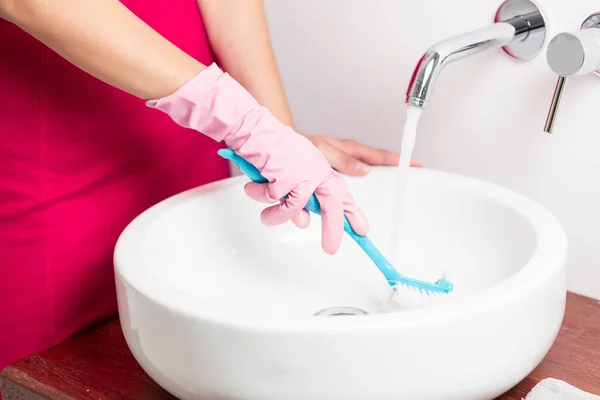 Cleaning white basin — Stock Photo, Image