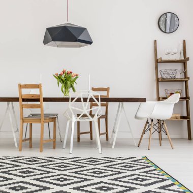 Masa ve farklı sandalyeler