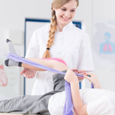 Fizyoterapist ile egzersiz hasta