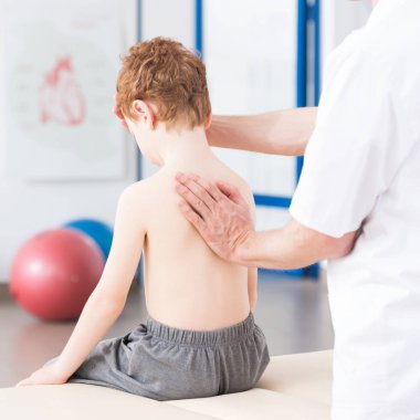 Kötü duruş alışkanlıkları tamir fizyoterapist