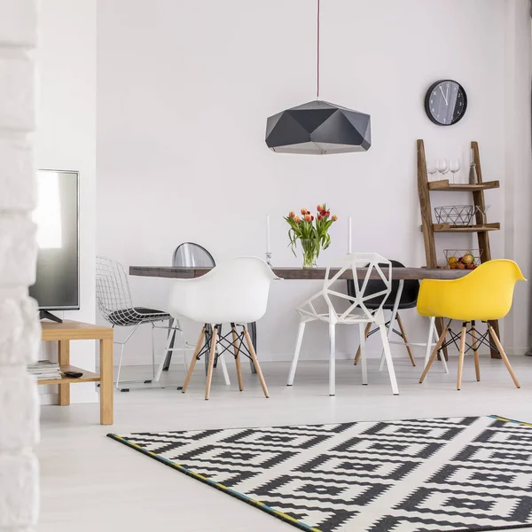 Parede de tijolo, uma TV e uma mesa em um estúdio moderno — Fotografia de Stock