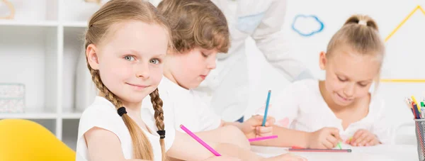 Niños en el aula — Foto de Stock