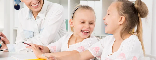 Gelukkig lachend zusters — Stockfoto