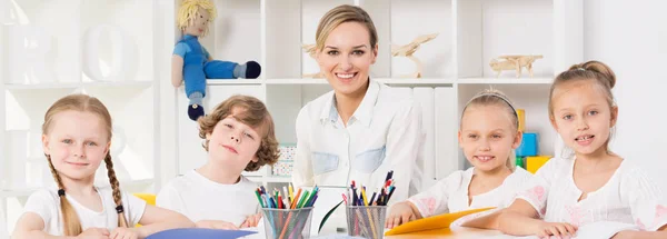 Zusätzlicher Kunstunterricht in der Schule — Stockfoto