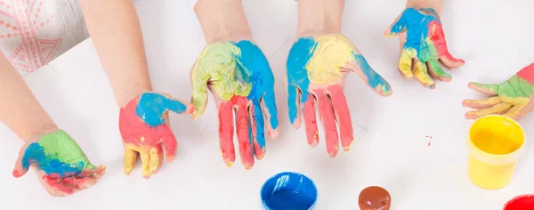 Crianças com as mãos pintadas a cores — Fotografia de Stock