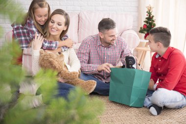 Noel hediyelerini çocuklarla