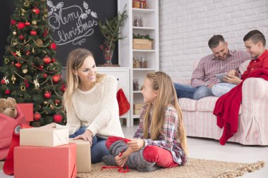 Anne ve kızı çıkartıyorum hediyeler