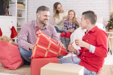 Baba ve oğul hediye sarma