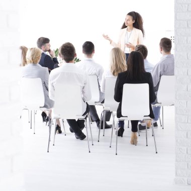 Grup Yöneticisi ile bir ofiste insan