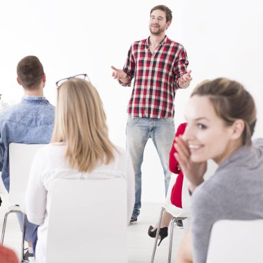 Yöneticisi sunu sırasında fısıldayan kadın