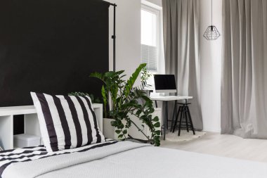 Stüdyo ile bir yatak ve çalışmak için bir yer