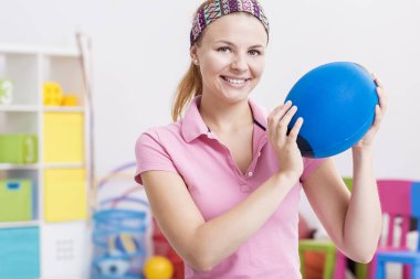Fizyoterapist tutarak topu