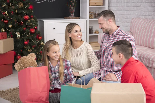 Aile ve Noel hediyeleri — Stok fotoğraf