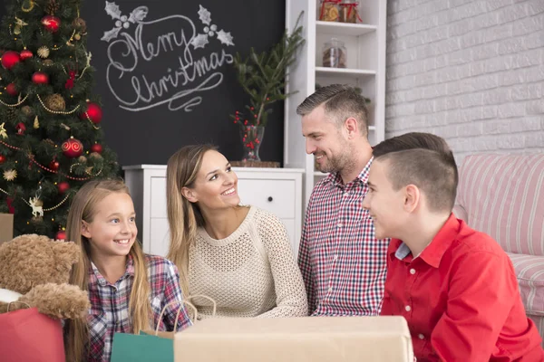 Familie naast kerstboom — Stockfoto