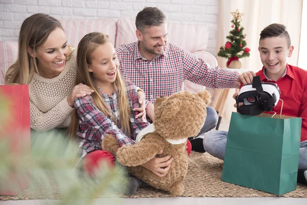 Enfants heureux avec des cadeaux de Noël — Photo
