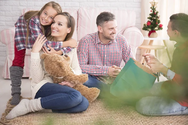 Familj som njuter av julen morgon — Stockfoto