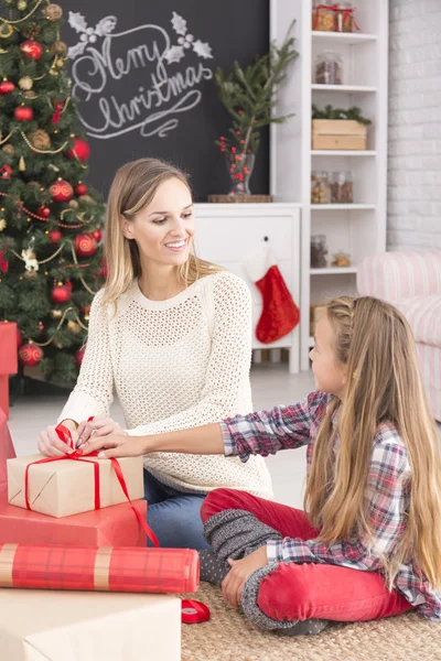Mother packing presents — Stock Photo, Image