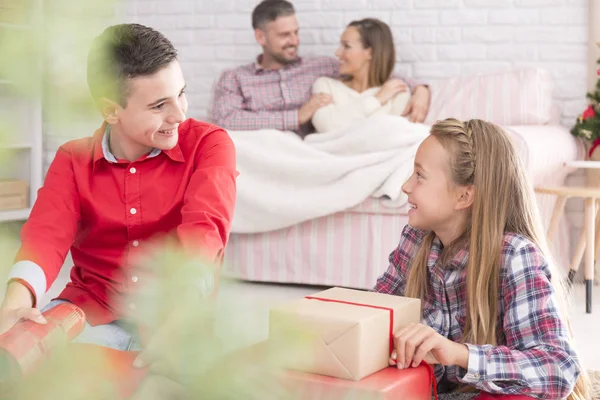 Hermano y hermana abriendo regalos — Foto de Stock