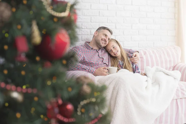 Kerstboom, vader en dochter — Stockfoto