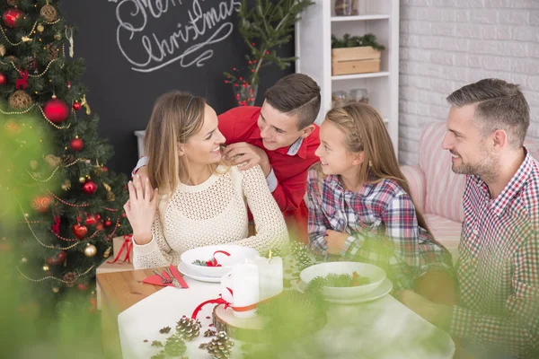 Famille à côté de la table de Noël — Photo