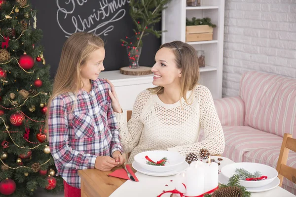 Mère et fille à côté de la table — Photo