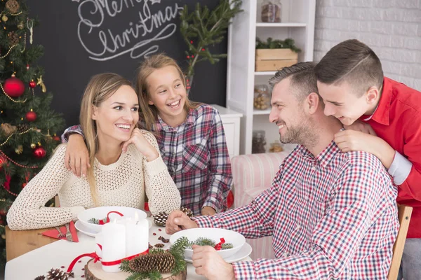 Familj under julmiddagen — Stockfoto