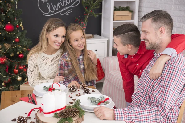 Familj som firar julafton — Stockfoto